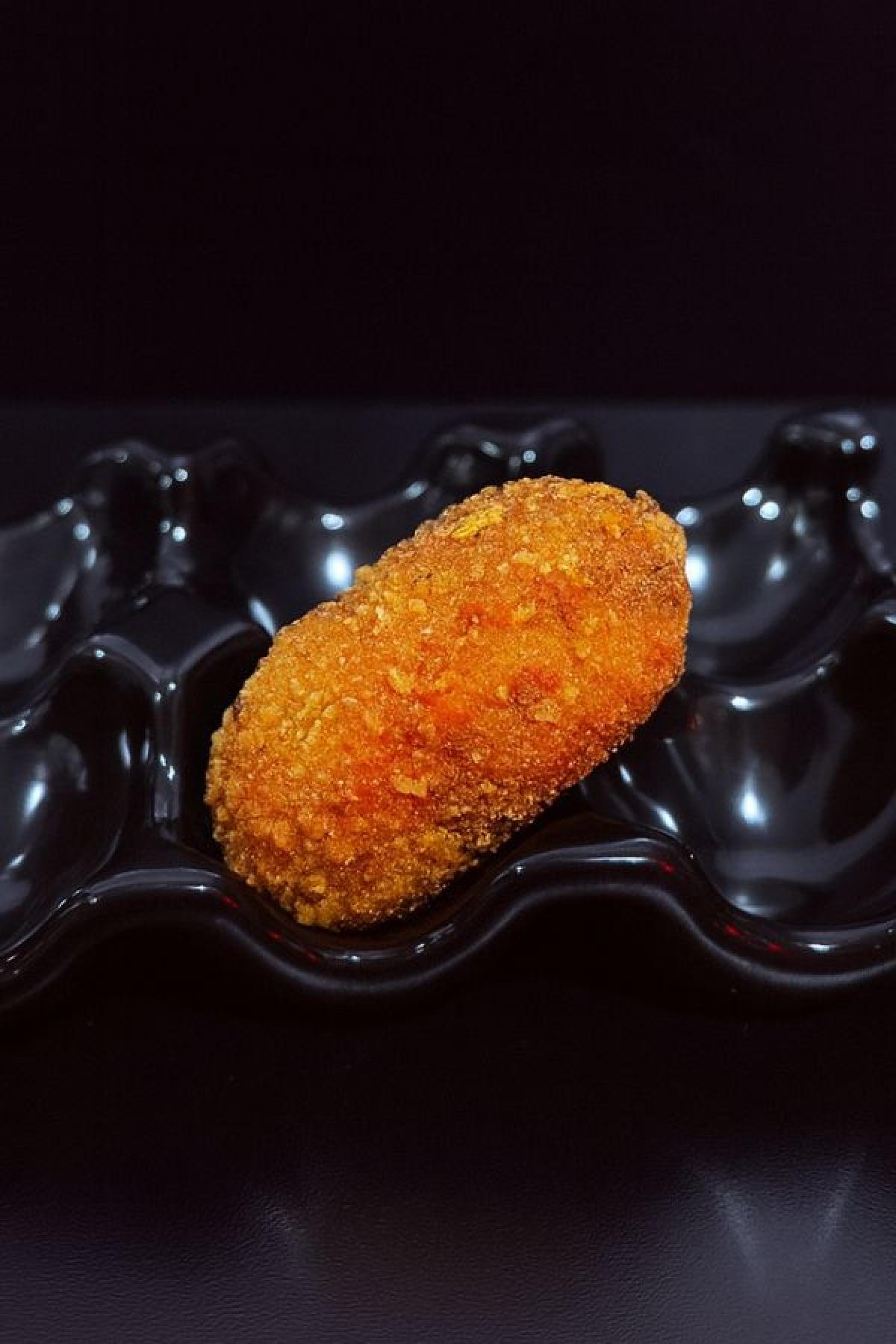 Croqueta de queso y cebolla caramelizada